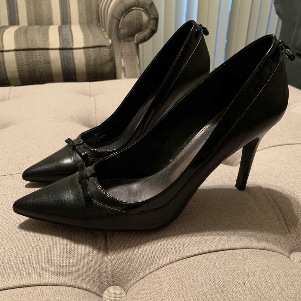 Pointed toe pumps